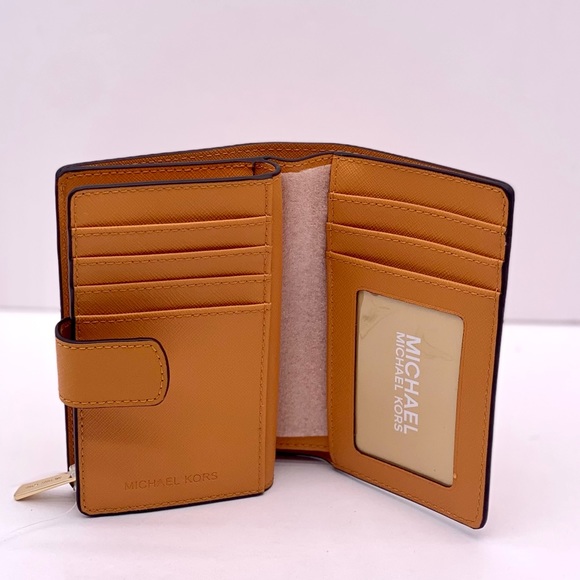 Michael Kors Jet Set Travel
Medium Bifold Coin Zipper
Wallet Cider - Picture 3 of 10